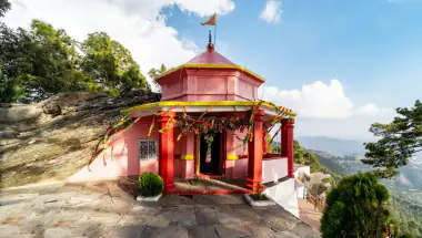 कसार देवी मंदिर: नवरात्र में मिलेगी असीम शांति और चुंबकीय ऊर्जा का अनुभव