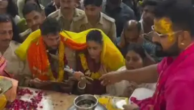 क्रिकेटर कुलदीप यादव पत्नी वंशिका संग बांके बिहारी मंदिर पहुंचे, शादी के बाद पहली बार वृंदावन में लिया आशीर्वाद