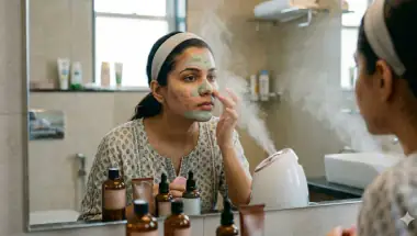 चेहरे पर बार-बार निकलने वाले दाने? डर्मेटोलॉजिस्ट ने बताया पोर्स को डीप क्लीन करने का सही तरीका
