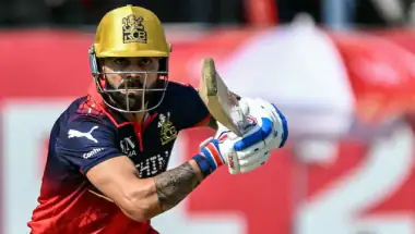 विराट कोहली ने छक्के के साथ रचा इतिहास, IPL में 18 साल बाद बना अनोखा रिकॉर्ड!